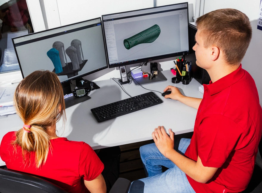 3D-Druck Service Mitarbeiter am Computer